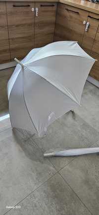 Białe ślubne parasole