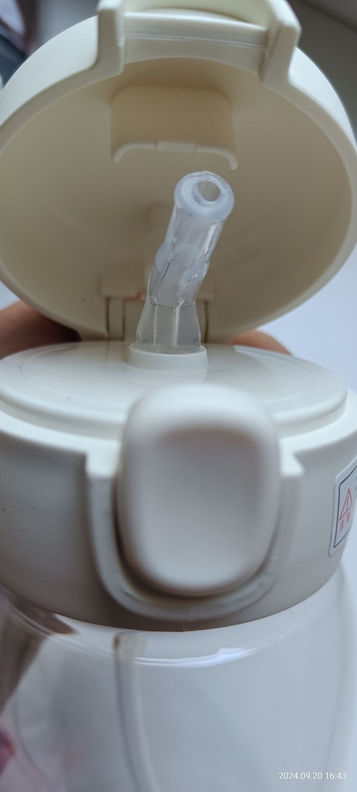 Пляшка для напоїв пластикова з соломинкою bottle бутылка