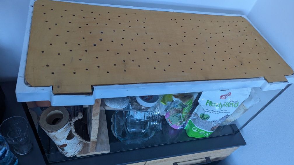 Akwarium dla mysoskoczków z kompletem wyposażenia. Stolik/szafka pod