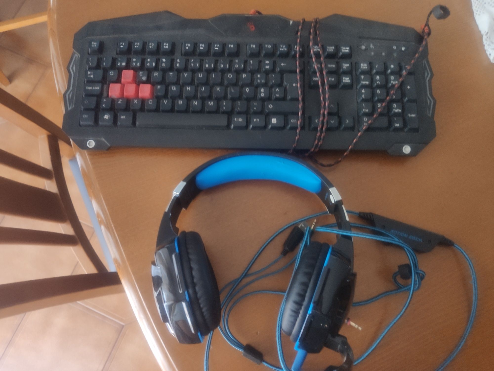 Teclado gaming e headphone