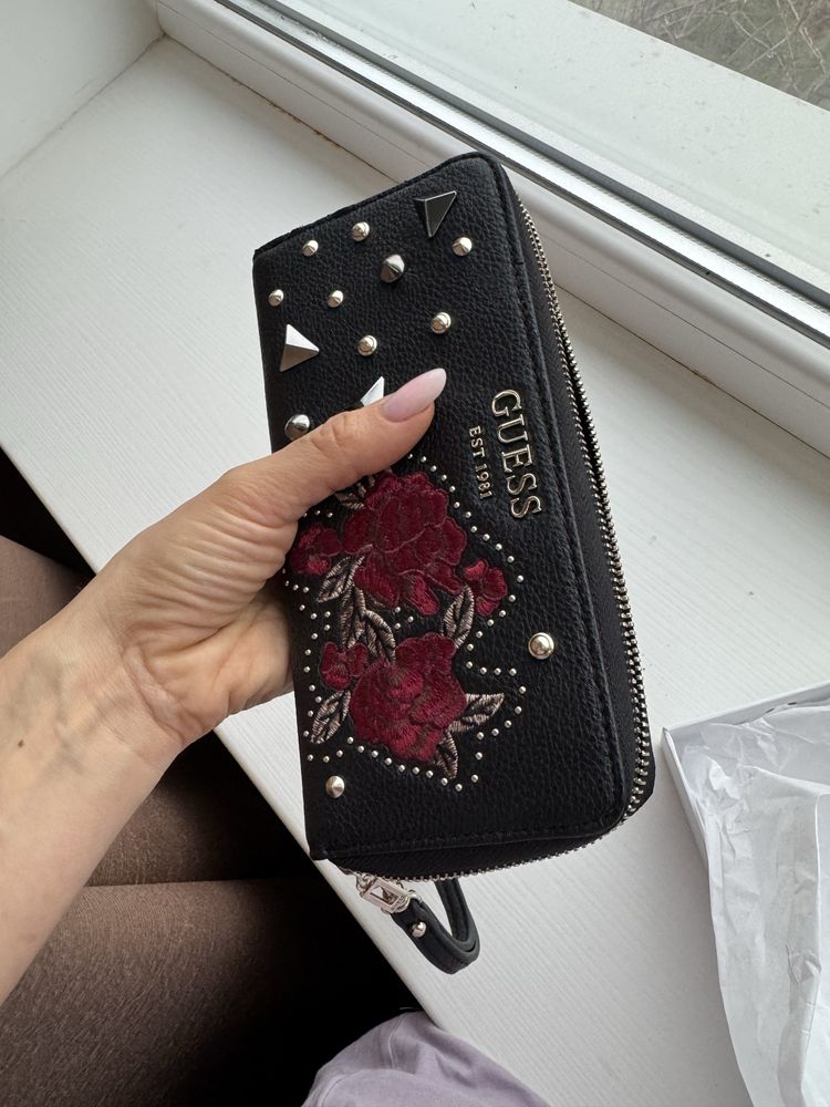 Продам кошелек -клач Guess, оригинал.