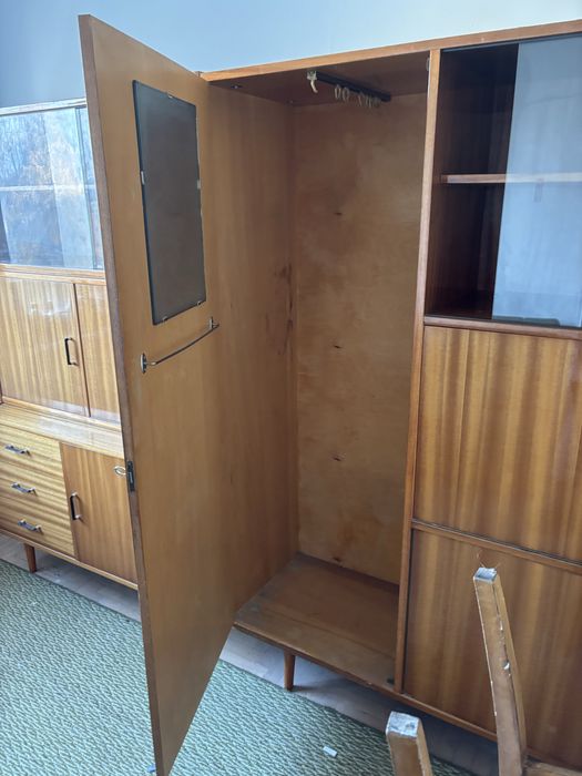 Meble z PRLu, dwa drewniane regały na nogach, fornir w połysku