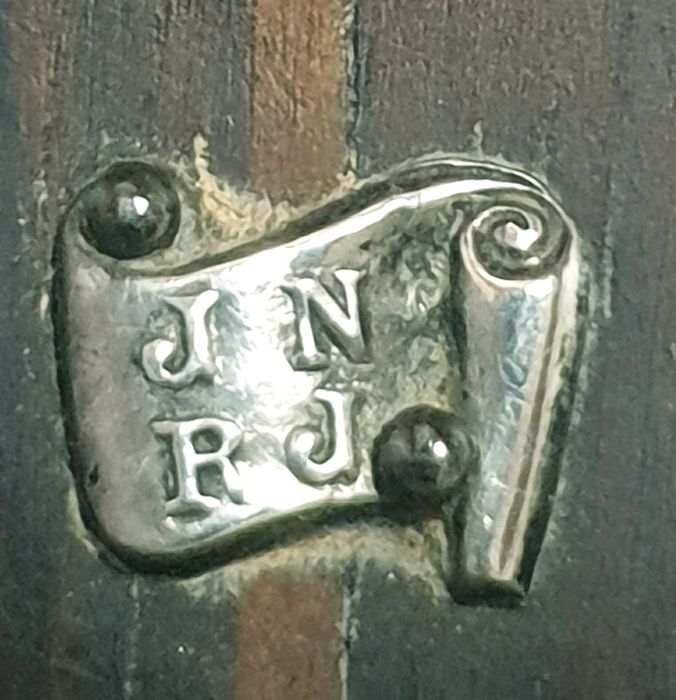 Pequeno antigo crucifixo em pau santo e prata portuguesa