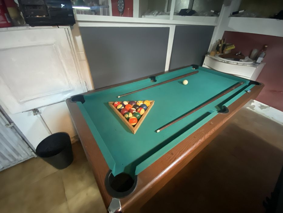 Bilhar snooker bolas, triângulo e tacos