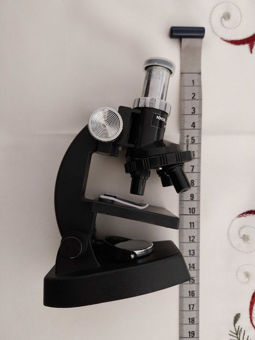 Microscópio decorativo em muito bom estado