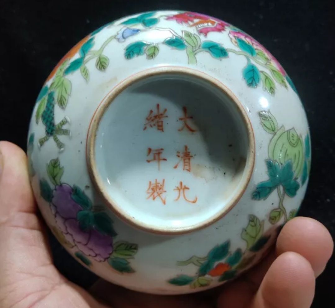 Taça de porcelana chinesa antiga, séc 19. Antiguidade chinês.