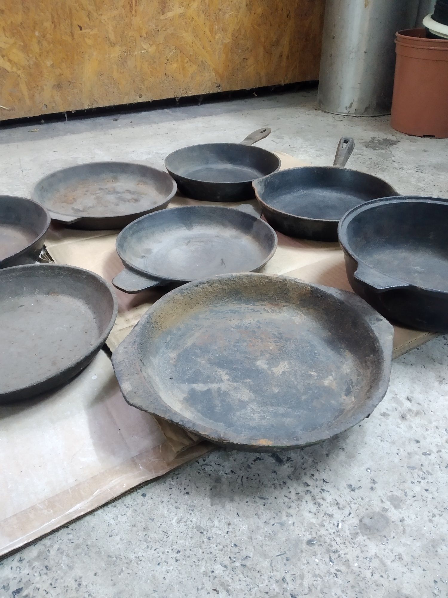 Казани,гусятниці,сковородки чугунні