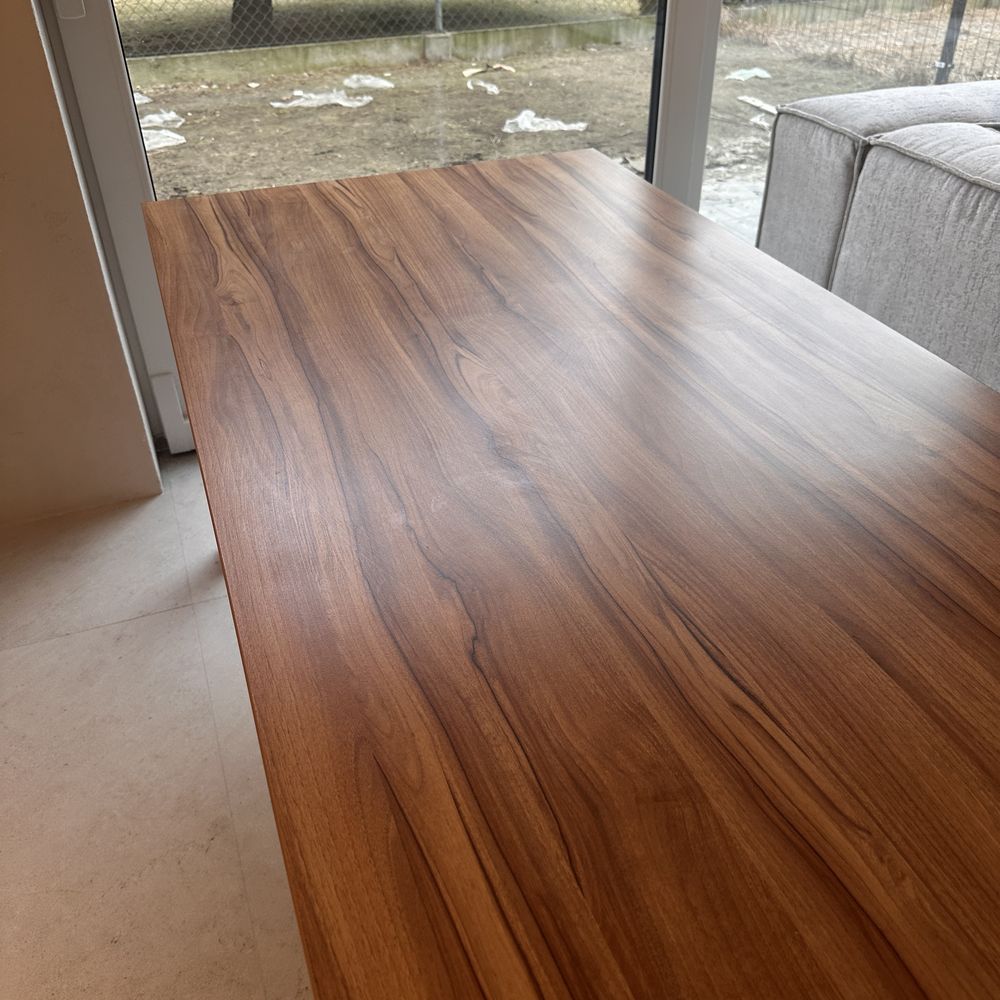 Stół z litego drewna i metalowymi nogami – nowoczesny design