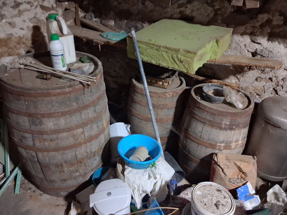 Prensa de uvas com pouco uso + pipos + adereços