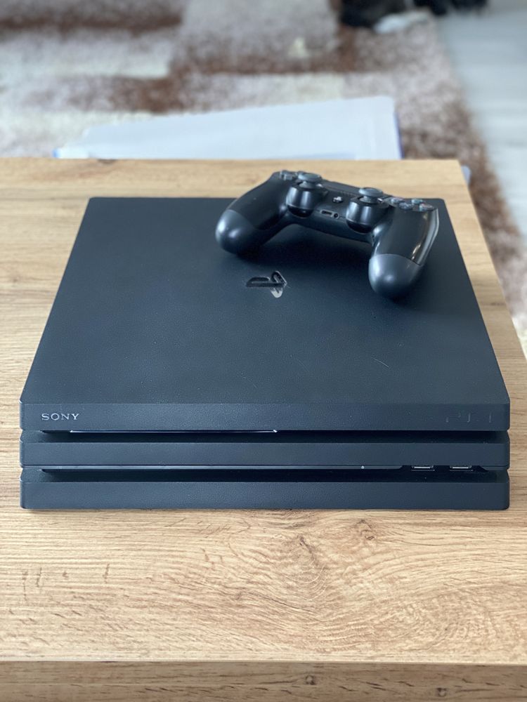 PS4 Pro (+3 gry)