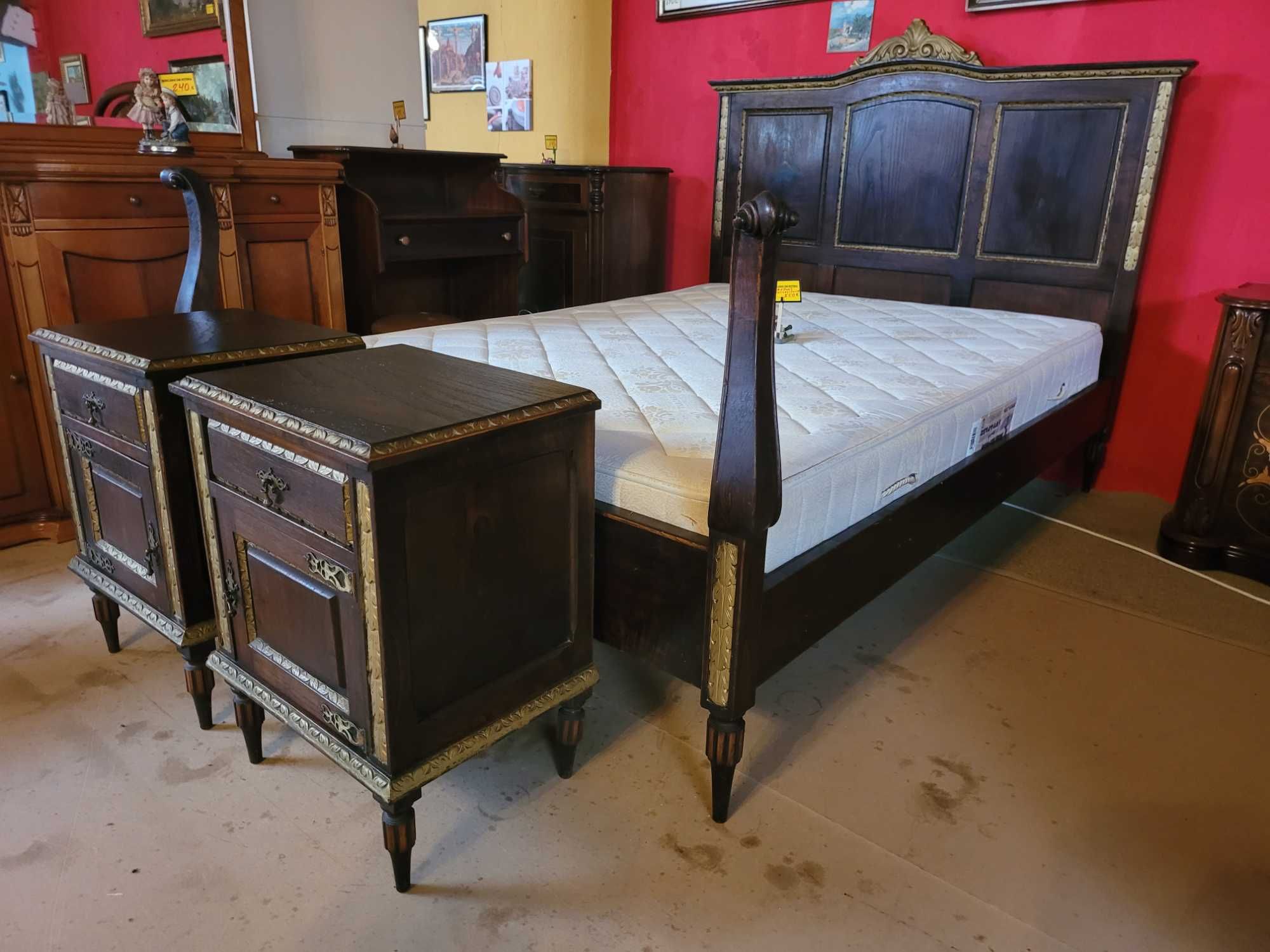 Muito bonito conjunto de cama antiga com duas mesas de cabeceira