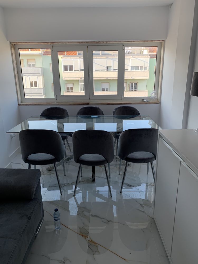 Vendo mesa e 6 cadeiras em veludo cinza tudo como novo