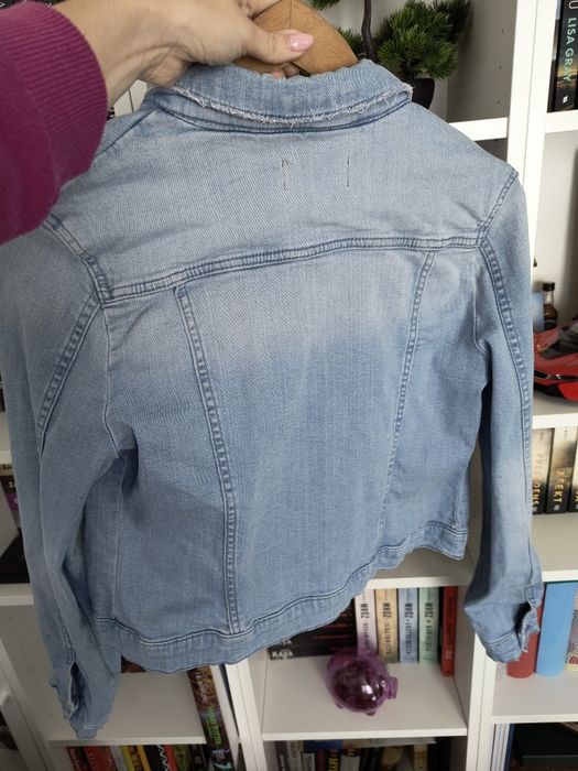 Jeansowa kurtka z przetarciami