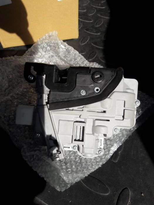 Замок задней левой двери на VW passat b7