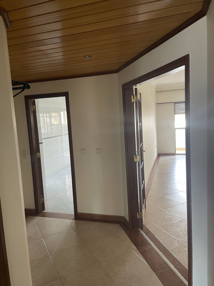 Arrendamento de apartamento t2 na rua José Isidro dos Santos