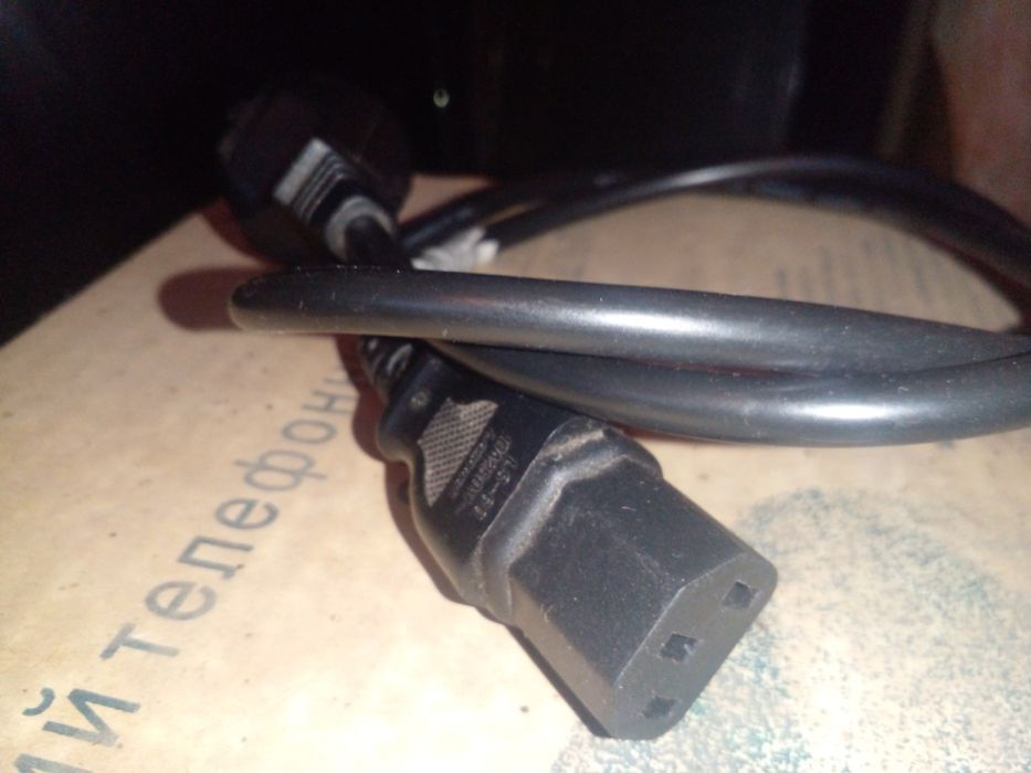 Сетевой кабель питания для монитора/компьютера (IEC C13)