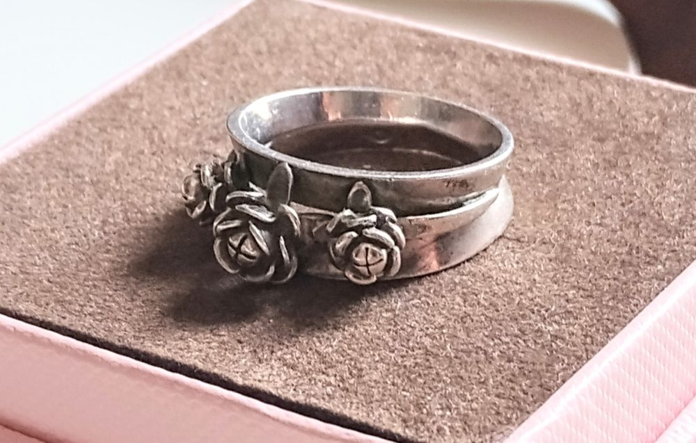 Srebrny  pierścionek Juwelia " Róże " PRL.