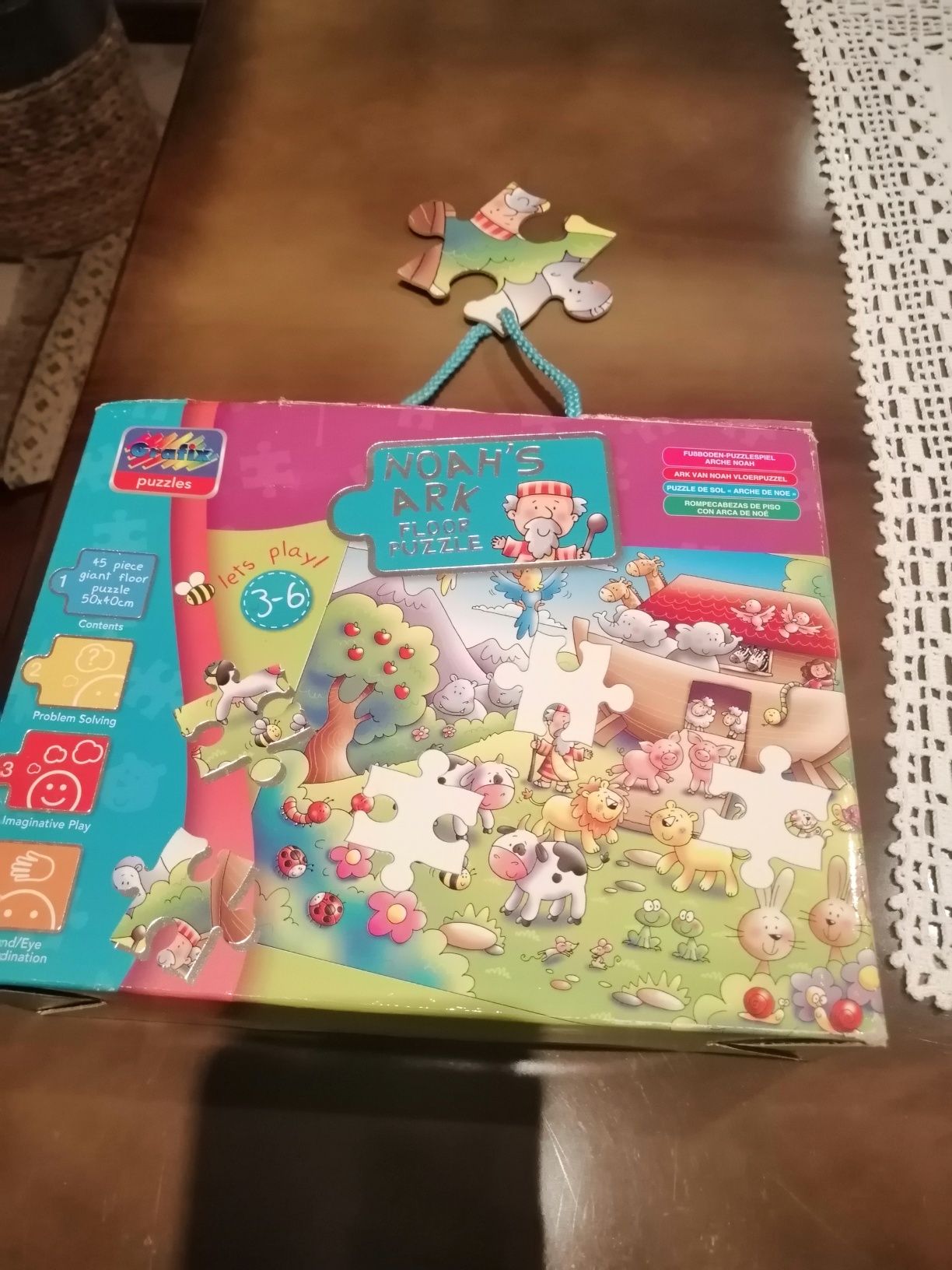 Puzzles + Brinquedos de rapaz + castiçais antigos
Ca