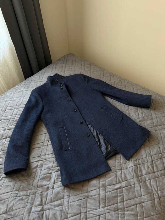 Elegancki męski płaszcz L – granatowy, klasyczny krój, świetny stan