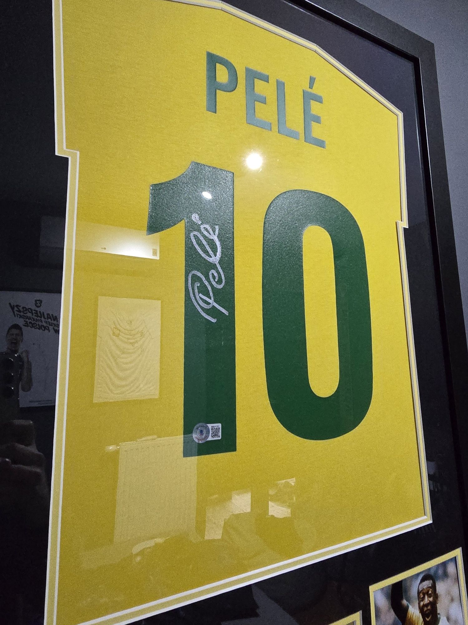 Koszulka z podpisem Pele. Certyfikat