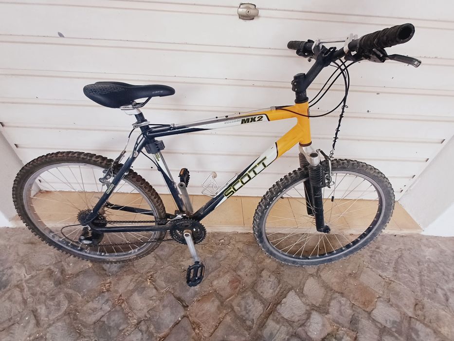 Bicicleta BTT SCOTT Voltage e oferta  de  mais  duas rodas de substitu
