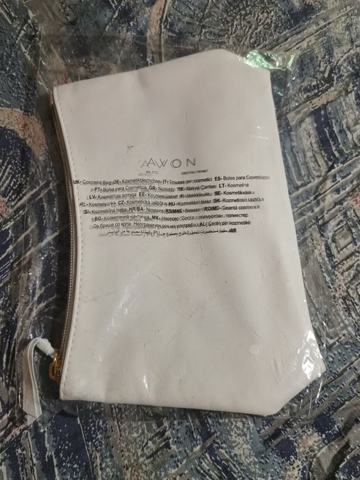 Biała kosmetyczka AVON