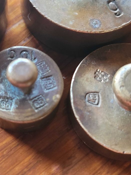 Stare przedwojenne mosiężne odważniki do wagi