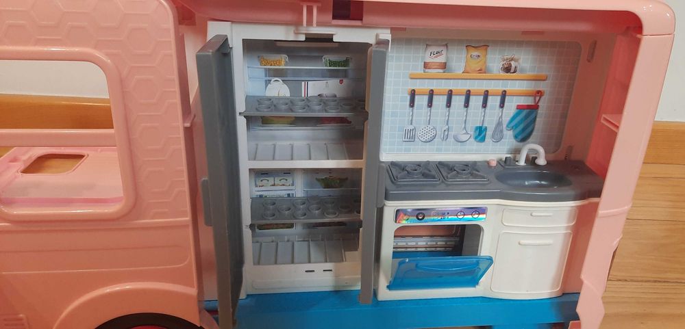 Duży kamper dla lalek z basenem i akcesoriami