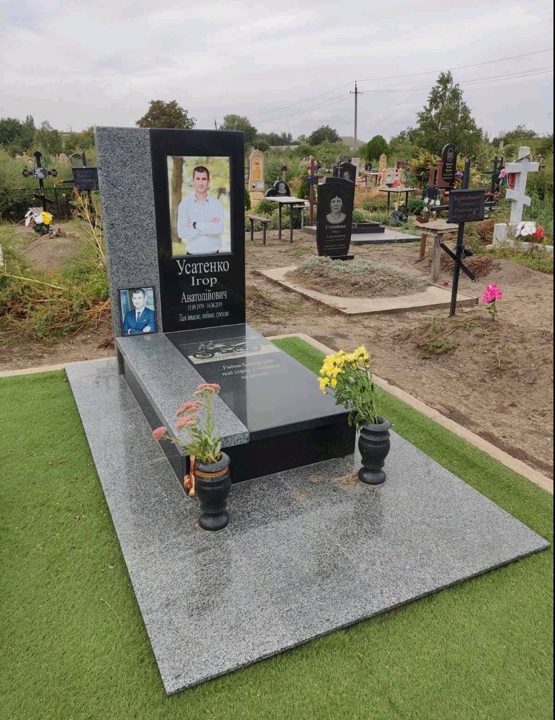 ПАМ'ЯТНИКИ з граніту, мармурової крихти та бетону