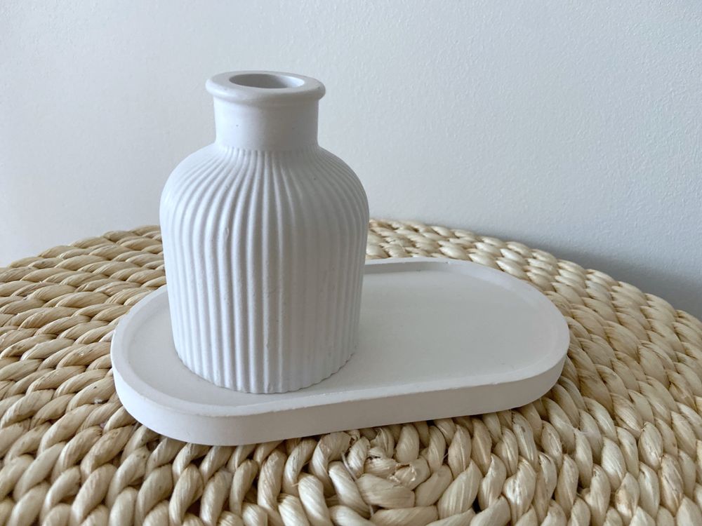 Zestaw Biały wazonik ceramiczny ozdobny i podstawka
