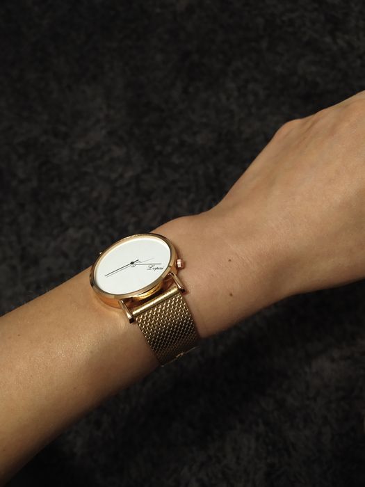 Zegarek na rękę z białą tarczą