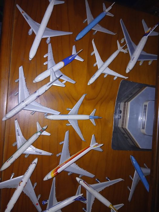 Coleção 13 aviões de Aeroporto por 80 €