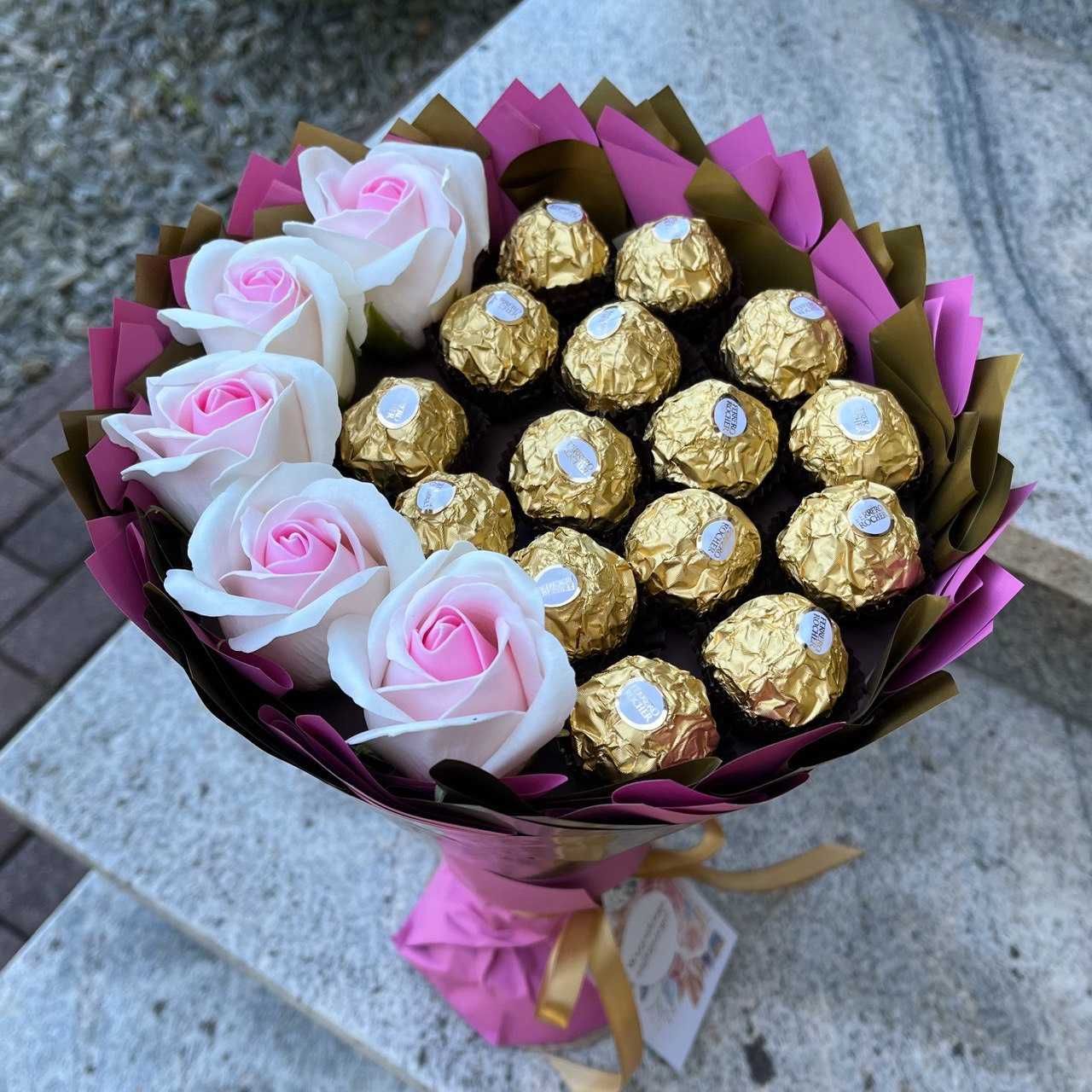 Słodki bukiet Ferrero Rocher i róże. Prezent na 20 Urodziny, Ślub (2)