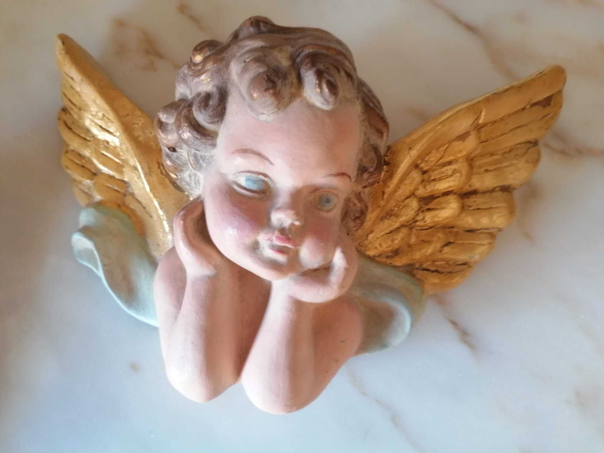 Anjo decorativo pintado à mão com asas a folha de ouro