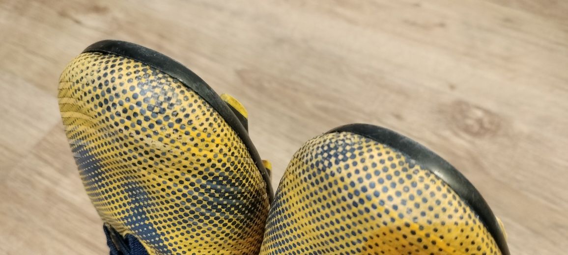 Buty sportowe, korki Huari