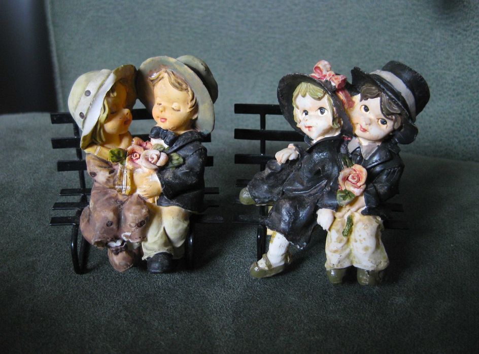 Namorados e Noivos na Banco de Jardim- 4 diferentes