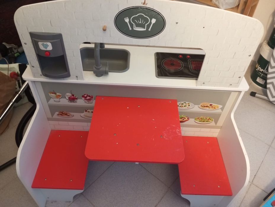 Cozinha de brincar com banco de madeira