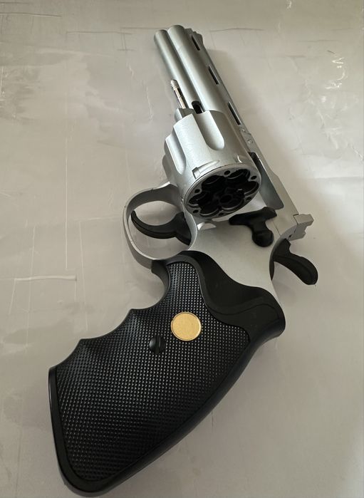 Игрушечный пистолет