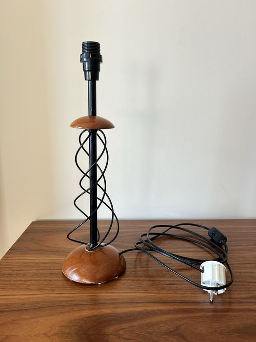 Candeeiro de mesa em madeira e metal