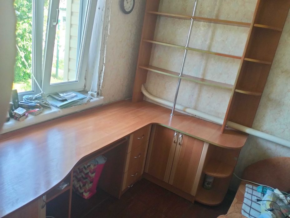 Стіл письмовий  з етажеркою