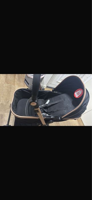 Carro novo, nunca usado, dentro da caixa