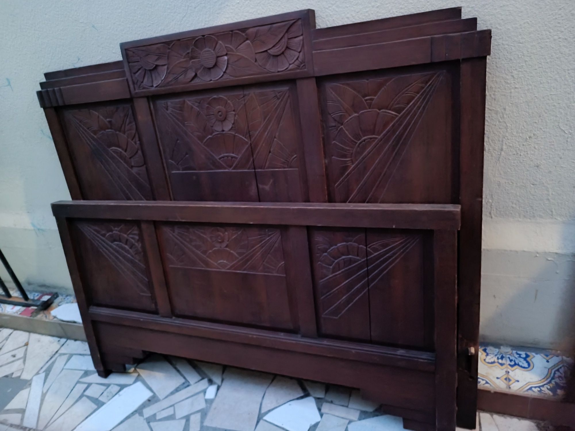 Cama de corpo e meio de madeira maciça como nova. Sem estrado. Comprim