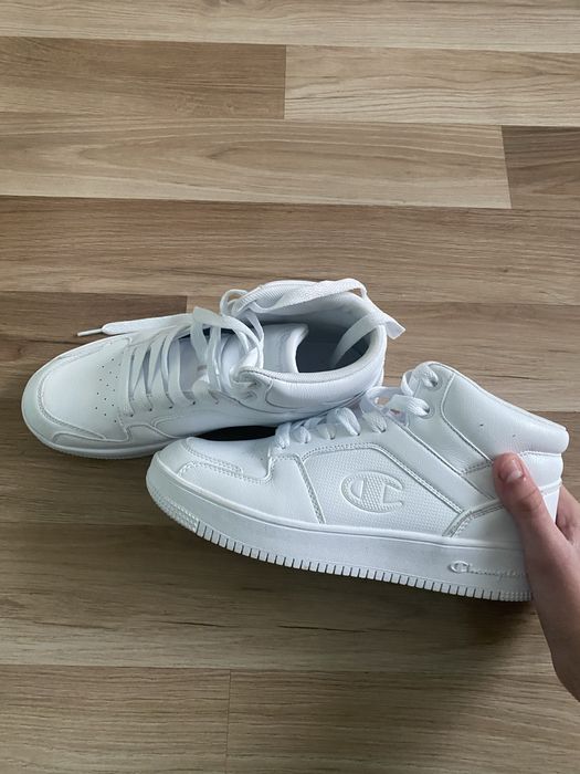 Білі черевики чемпіон