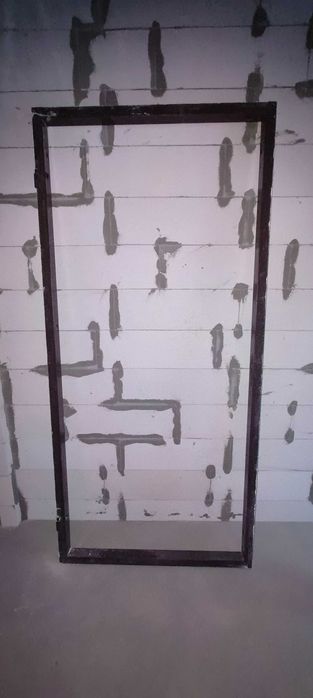 Якісні вхідні двері в гарному стані (з новобудови)