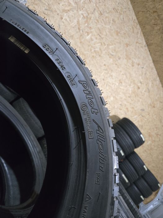 235/45R17 Michelin pilot lpin PA4