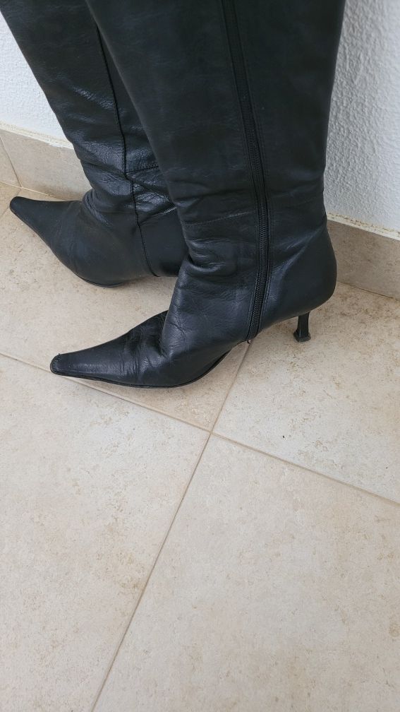 Botas pretas em pele