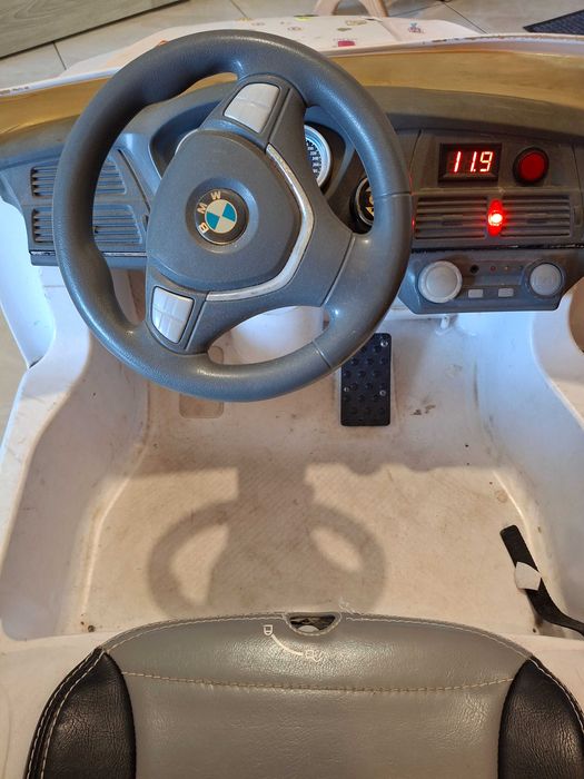 Дитячий електромобіль