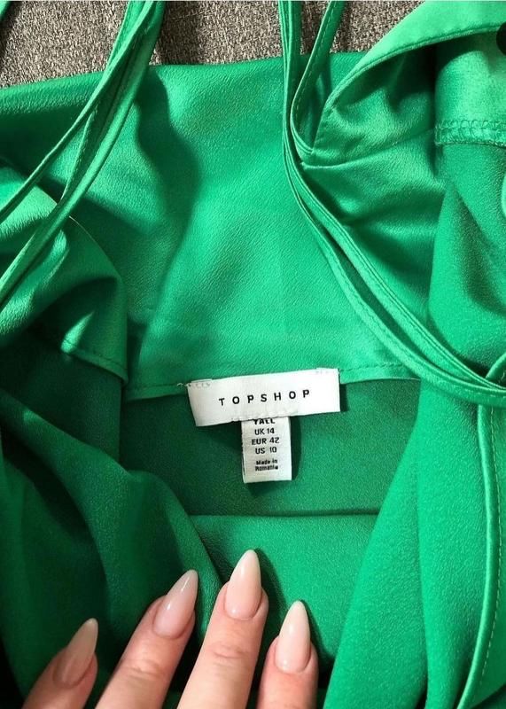Зелена шовкова сукня з відкритою спиною