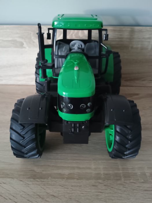 Traktor z dźwiękiem i światłem