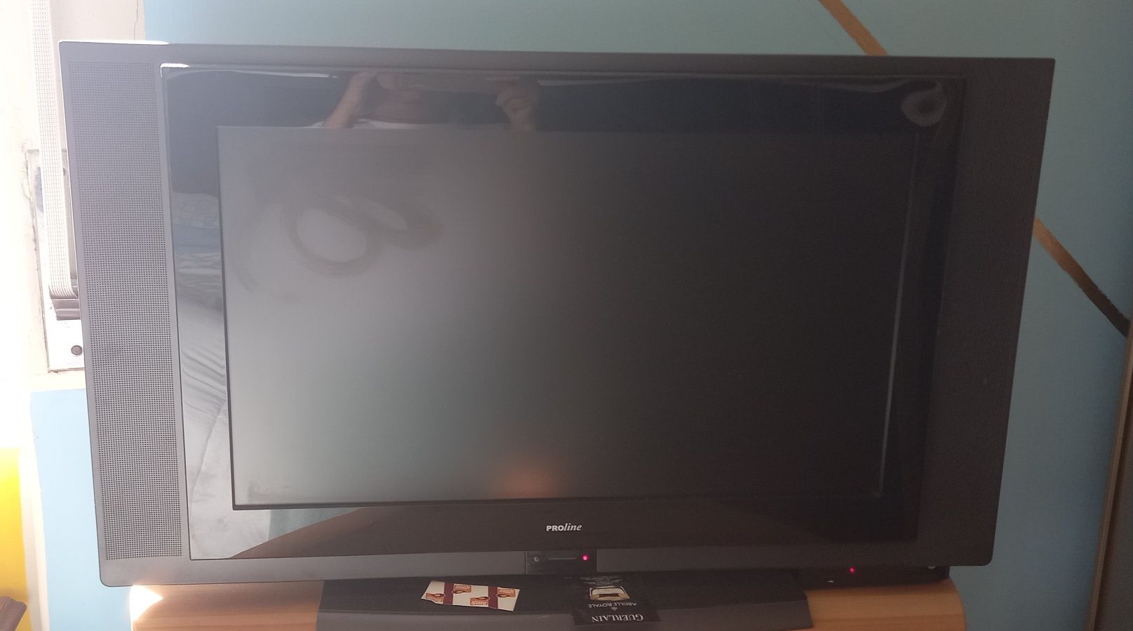 Televisão da marca "Proline"